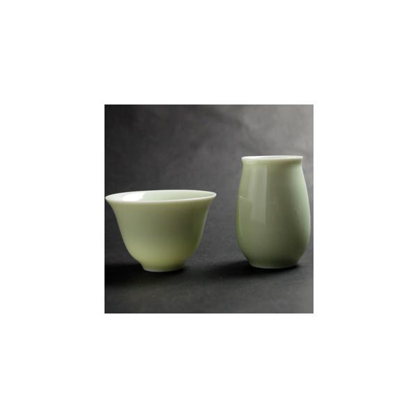 こちらは台湾の高級茶器メーカー「風清堂」の青磁の聞香杯と茶杯のセットです。シンプルで丸みのある滑らかなデザインがとってもキュート。茶杯　直径6.4cm　高さ4.3cm　容量30ml聞香杯　直径3.4cm　高さ6cm　容量30ml台湾製※当商...