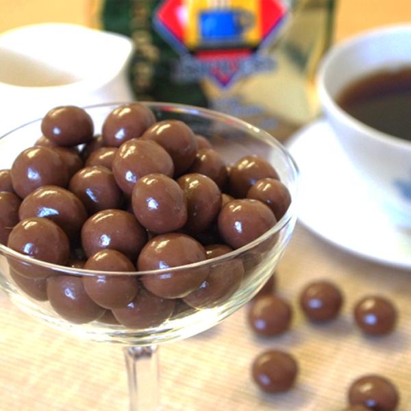 ブラジル産のコーヒー豆を焙煎し、ミルクチョコレートでコーティングしました。食感が楽しめるちょっと大人のチョコレート。こちらの商品は、ラッピング不可です。生産国[日本] 内容量500ｇ【原材料】砂糖、全粉乳、カカオマス、ココアバター、コーヒー...