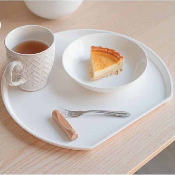 【使いやすいカタチ】円形と四角を兼備した形が逸品です。手前は食器がピタッと収まり、目先は角なしで窮屈さを感じない。丸くて取り回し良く安心感があります。【割れに強いメラミン樹脂】硬度が高くて割れにくく、たくさんのせても歪ままずにしっかり支えて...