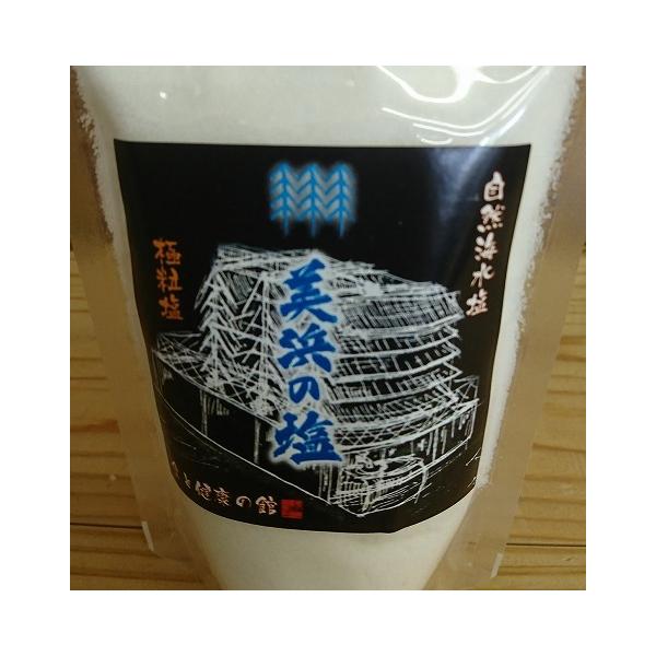 美浜の塩　自然海水塩　　100g愛知県知多半島の美浜町小野浦海岸の灯台近くにある“食と健康の館”の塩工房で造られています。美浜の海から海水を汲み上げ枝条架施設で採れたかん水を釜で煮詰め、天日干しして造られたやわらかな味わいの自然塩です。