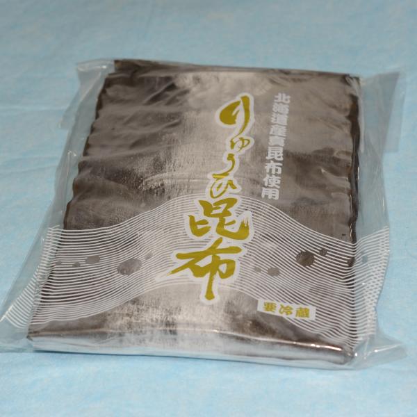 《商品説明》創業明治三十三年・浪華昆布の品。幅広で良質の道南さん真昆布を、じっくり煮込みソフトに仕上げています。とても肉厚でしっかりしています。お好みのサイズに切り、巻き物、お寿司、天盛りなど幅広い用途で使用していただけます。1袋は1kgの...