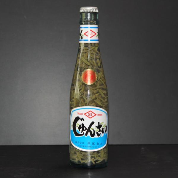 《商品説明》じゅんさいの特に小さな若芽だけを選って水煮にしました。安い品ではありませんが、拘りのあるお客様に愛顧頂いてます。気になるサイズは２枚目の写真をご覧ください。1瓶は内容総量300ｍｌ、固形量250ｇです。1ケースは30瓶です。《生...