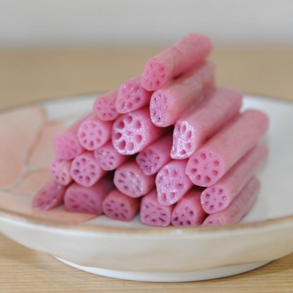 《商品説明》蓮の芽（極細の蓮根）を梅酢漬けにしました。さっぱりした味と、シャキシャキとした食感が癖になります。あしらい、サラダ、酒の肴にどうぞ。1袋に500ｇ、約300本入っています。1ケースは10袋です。《納期》5日以内に出荷（年末年始な...