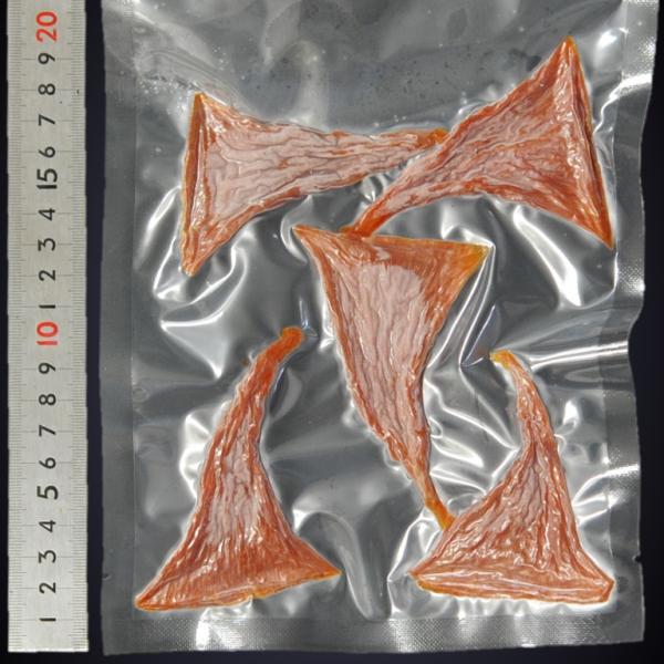 《商品説明》ナマコの卵巣を取り出し、凧糸に広げて干したものです。水切れを良くするために先を細らせて干すので、三角形になるのです。三味線のバチにも見える事からバチコと呼ばれたり、黄色い色からコノコと呼ばれたり、別名が多い。作るのに数キロものナ...