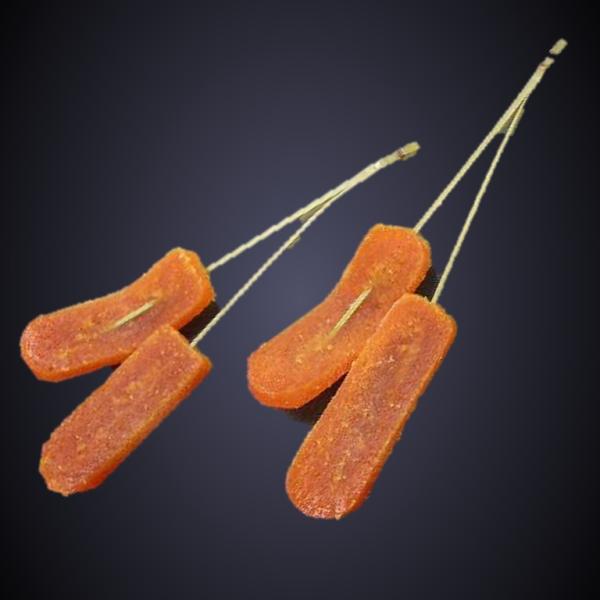 《商品説明》唐千寿を松葉串に刺した品です。唐墨の美味しさを追求した「からすみ風味」の唐千寿は、鶏卵とねっとりとした鮫の卵・弾ける食感の鱈の卵を使い、仕上げました。ねっとりとした舌触りやコクのある味わいをお楽しみいただけます。1串サイズは90...