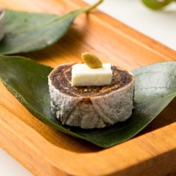 《商品説明》食品添加物なしの天然乾燥の干し柿で柚子ジャムを芯にして巻いています。香り豊かな柚子の風味をお楽しみください。そのままお茶請けとしても、クリームチーズをのせるとワインのおつまみにもなる汎用性の高い商品です。無解凍で、3ミリから5ミ...