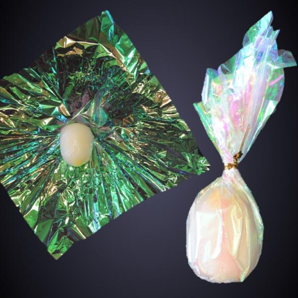 《商品説明》オーロラシートが鮮やかに料理を演出します。生地のぷるんした食感と、とろ〜りとしたカスタードクリームをお楽しみください。1個は25ｇです。1パックに15個入っています。1ケースは16パックです。《生（原）産地》日本《加工地》日本《...