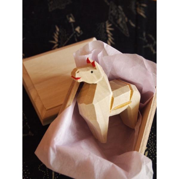 来年の干支は午防虫効果のある楠でできていて、桐箱を開けるとほんのりと爽やかな香りが漂ってきます。素朴な白木の木の表情もあたたかく、心和むお飾りです。ピンとたった耳やたてがみ、鼻の穴まで細かく彫られていてどこから見ても美しいプロポーションに感...