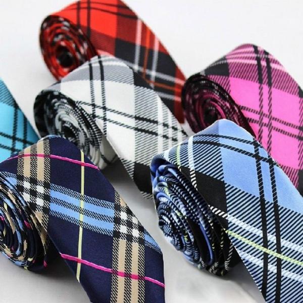 スクールライフを楽しむならいつもと違うネクタイもおすすめ！細身のネクタイは男女共に使えるデザインプチプラでとってもお得なネクタイは、舞台衣装やコスプレにも人気です！【カラー】ネイビー/ホワイト/ブルー/ピンク/ターコイズ/パープル/レッド【...