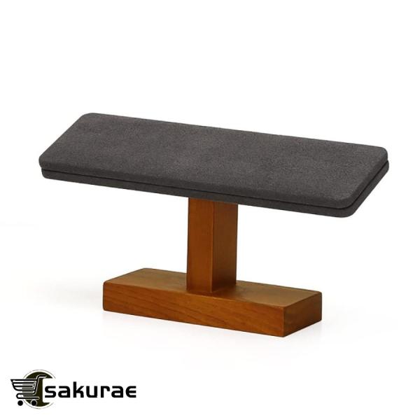 「サイズと素材」：幅20×奥行5×高さ10.5ｃｍ　クッション部分：スエード　土台部分：天然木　温かみのあるデザインがの素材を引き立てます。「おしゃれなスタンド」の美しさを引き立たせるシンプルで美しいデザインにこだわりました。を掛ける部分の...