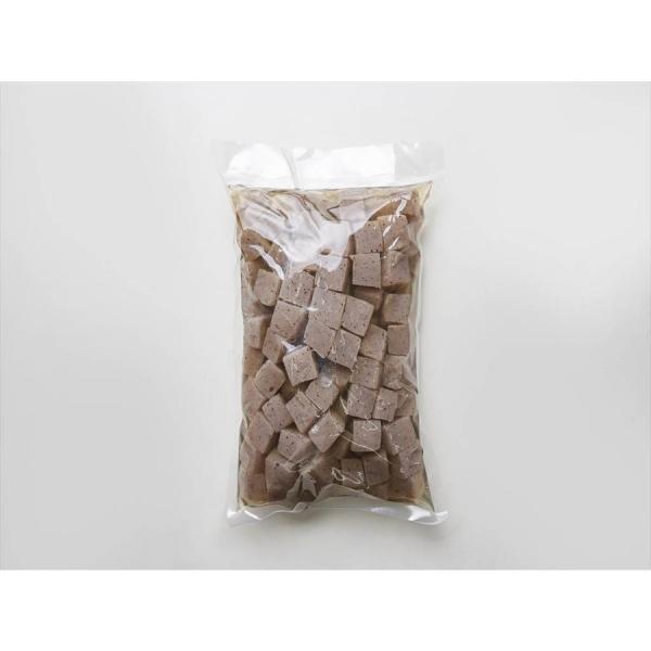 こんにゃくは、大量生産可能な生詰、缶蒸し製法ではなく、手間暇かかる昔ながらのバタ練り、大造製法により製造しました。気泡の穴ができるため、味染みが良く、またあく抜き不要な美味しい蒟蒻に仕上がっております。サッと水洗いしてそのまま調理にお使いく...