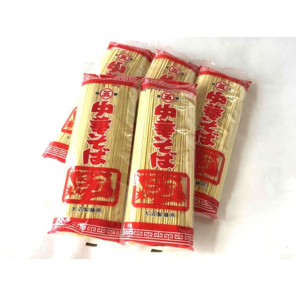 大沼製麺所の中華めん2人前180gが5袋入りです。いろいろと工夫を重ねこだわりで製麺され美味しいのですが、山形県内でもなかなかお取り扱いが少ない一品です。お盆の時期は注文が多く断るぐらいの隠れた人気商品です。つるつるとした食感が暑い夏場に最...