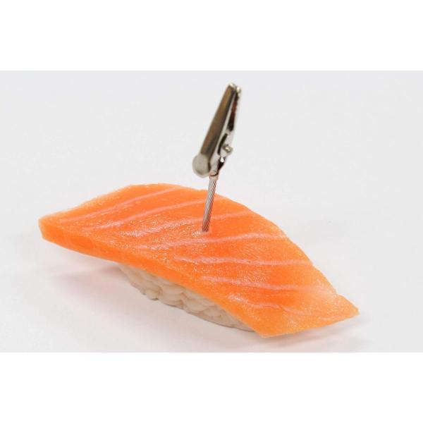 メモスタンド、写真立て、プライスカード等色々使えます。塩化ビニール製一つ一つ手作りですので着色・盛付けには個体差があります食品サンプルサイズ　約92mm×30mm×H27mm、クリップサイズ　約82mm〜85mm（食品サンプルに差し込むと約...