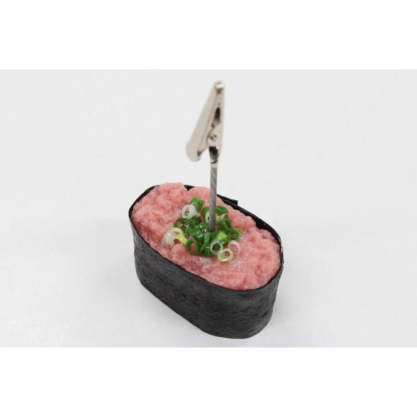 メモスタンド、写真立て、プライスカード等色々使えます。塩化ビニール製一つ一つ手作りですので着色・盛付けには個体差があります食品サンプルサイズ　約50mm×29mm×H36mm、クリップサイズ　約82mm〜85mm（食品サンプルに差し込むと約...