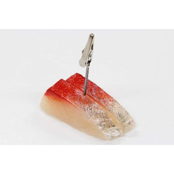 メモスタンド、写真立て、プライスカード等色々使えます。塩化ビニール製一つ一つ手作りですので着色・盛付けには個体差があります食品サンプルサイズ　約70mm×31mm×H29mm、クリップサイズ　約82mm〜85mm（食品サンプルに差し込むと約...