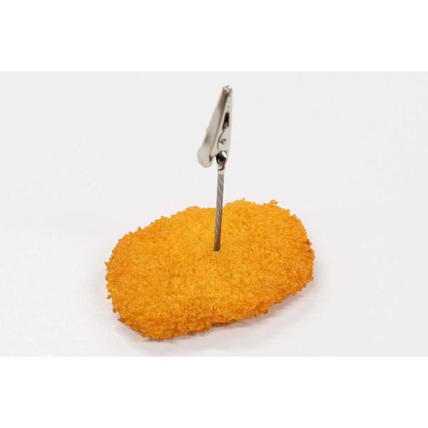 メモスタンド、写真立て、プライスカード等色々使えます。塩化ビニール製一つ一つ手作りですので着色・盛付けには個体差があります食品サンプルサイズ　約70mm×47mm×H17mm、クリップサイズ　約82mm〜85mm（食品サンプルに差し込むと約...