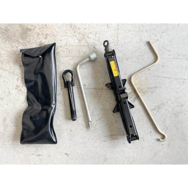 トヨタ ヴィッツ NCP131 AHXVK-C 1NZ-FE 209 純正 ジャッキ 車載