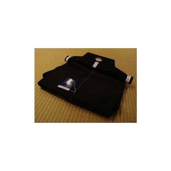 東レテトレックス生地の居合用袴です。剣道袴に比べて、前紐が長くなっております。ポリエステル70％　レーヨン30％ 色は黒・白・紺とございます。*受注製作となりますので、お時間を約2週間ほど頂戴致します。