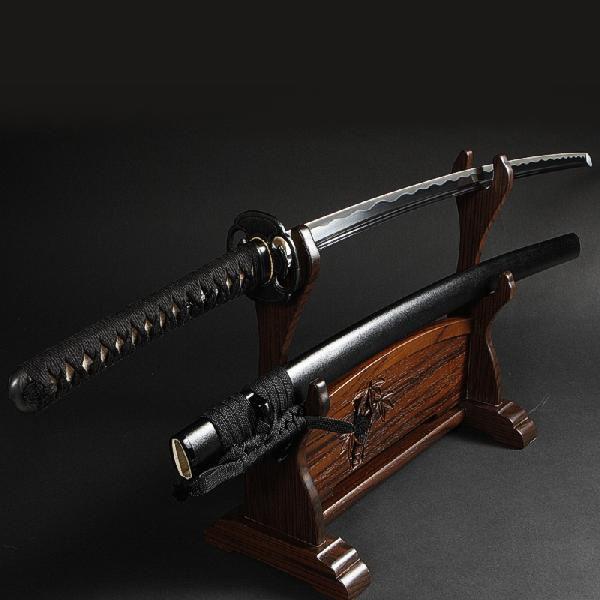 多くの居合初心者からのご要望に応え、価格を抑えつつ納得のいく練習にも耐えうることのできるよう開発いたしました。装飾はシンプルかつベーシックにしつつも、刀身の品質や拵の職人技術などは他の高級な拵えと同レベルを追求しましたので、中級者の方から上...