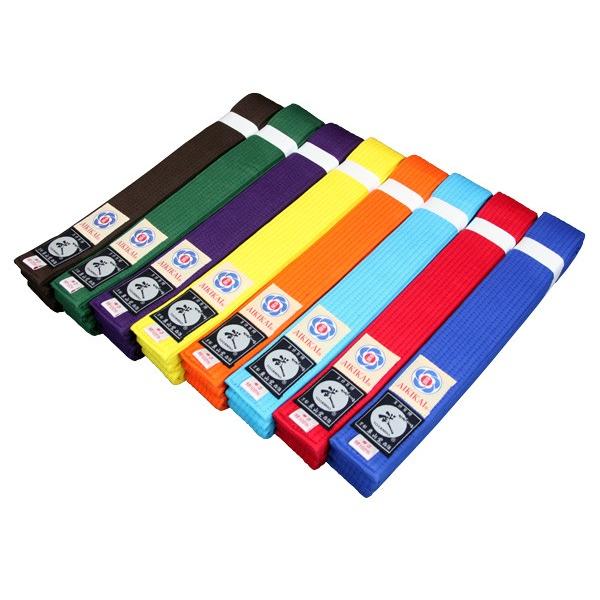合気道用の色帯です。お客様の多様なニーズにお応えする為に色は茶・緑・紫・黄・橙・水・赤・紺の8色をご用意させて頂きました。しっかりとした帯締めを可能にするために厳選した綿の生地を使用し縫製にも細心の注意を払ってお作りしております。帯一本にも...
