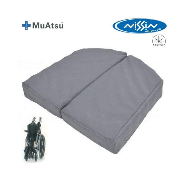 ●商品名／MuAtsuクッションNX2●サイズ／約幅37cm×奥行41cm×厚さ6cm●重量／約300g●材質／ 　側地：ポリエステル100％　詰物：ウレタンフォーム●特徴／・凹凸構造が受け止めた体圧をバランスよく分散します・無膜ウレタンを...