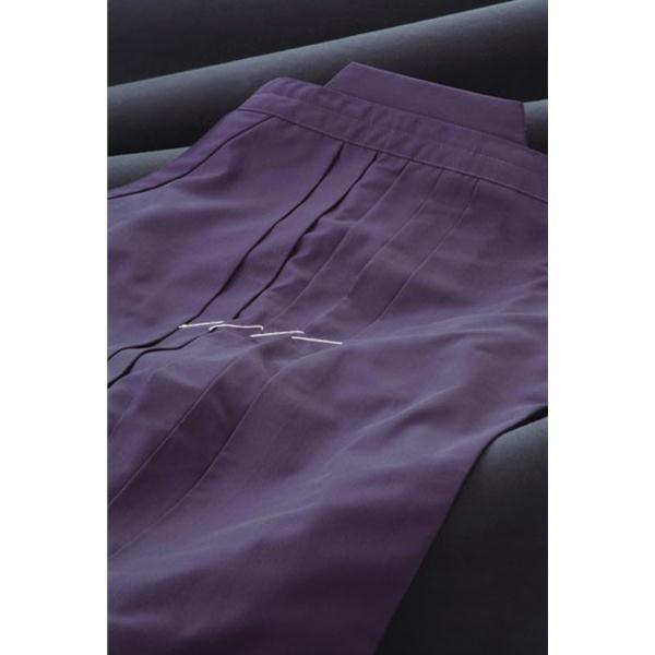 テトロン厚地生地を使用した袴です。中ヒダ縫製仕立なので、洗ってもヒダが消えません。サイズ:16〜28号色：紺・黒・白※刺繍文字をご要望なさる場合は、右の記入欄にご入力下さいませ。　刺繍位置：右尻部分になります。