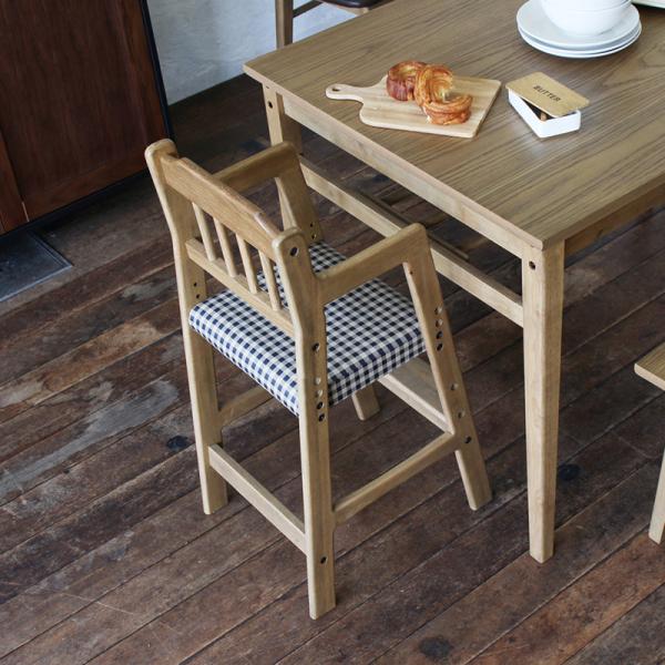 どこか懐かしさを感じるソフトヴィンテージテイストに仕上げています。ダイニングでの使用にぴったりの子供用ハイチェア。座面は3段階で高さ調節ができ、お子様の成長やセットするテーブルに合わせてご使用頂けます。座面は食べ物をこぼしてもすぐに拭けば落...