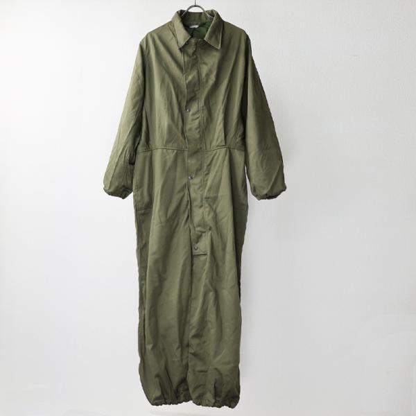 《実物・未使用品》COVERALLS, COLD WEATHER, MECHANICS米陸軍部隊が着用していたカバーオール。ポリエステルとレーヨン混紡の厚手な素材を使用。主に上半身にあたる部分に裏地を施した二重構造の保温性から、冬に最適なカ...