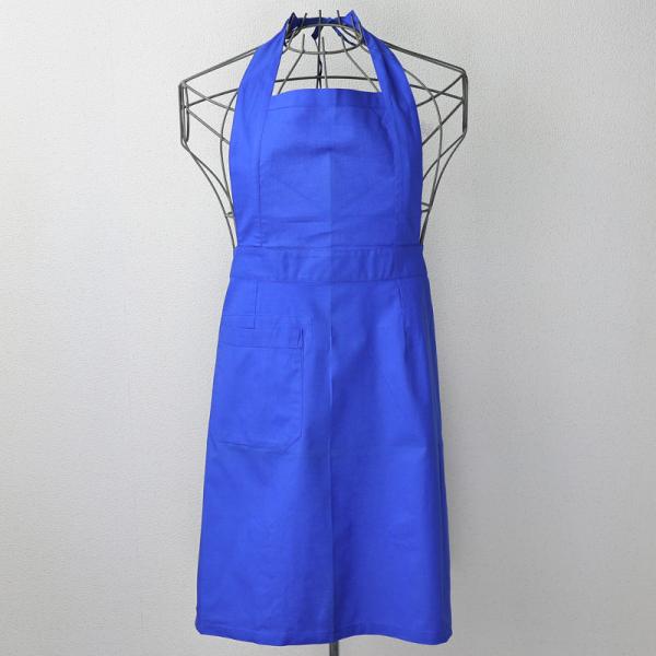 《実物・未使用品》スウェーデン海軍用のエプロン。後ろで結んで肩のストラップとウエストを調節します。ポケットが右側に一つあり、その裏面にもポケットがあります。スウェーデン軍を表す印、スリークラウンのスタンプが押印されています。材質: コットン...