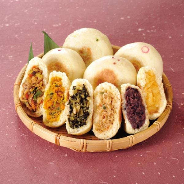 昔ながらの味を守り続ける素朴な「おやき」地元のおばあちゃん達が、昔ながらの味を守り続ける素朴なおやき。国産素材にこだわり、生野菜に換算すると丼一杯分もの野菜を使用。素材の味わいをいかした具材は、定番の「あずき」「野沢菜」に、味噌味付けの「切...