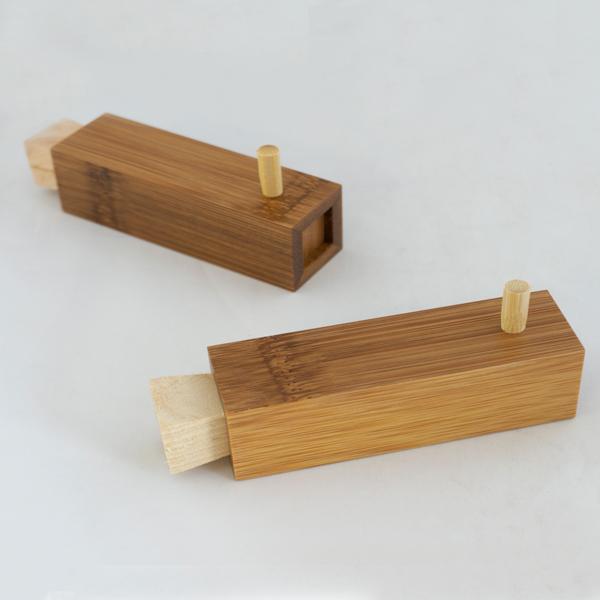 サイズ：3×3×H10cm材質：竹写真は２本写っておりますが価格は１本の値段になります。天然の竹のためサイズはおおよそのサイズになります。