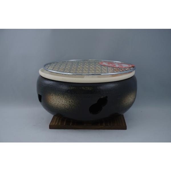 サイズ:φ20×H10cm日本製　萬古焼水コンロは、ご家庭で簡単、手軽に炭火の味を楽しめます。炭火は燃焼ガスに水分が少なく、じわじわとまんべんなく火を通すことが出来ます。また、炭と陶器から出る遠赤外線は食品を内部から熱してくれ、食材の美味し...