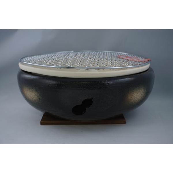 サイズ:φ30×H12cm日本製　萬古焼水コンロは、ご家庭で簡単、手軽に炭火の味を楽しめます。炭火は燃焼ガスに水分が少なく、じわじわとまんべんなく火を通すことが出来ます。また、炭と陶器から出る遠赤外線は食品を内部から熱してくれ、食材の美味し...