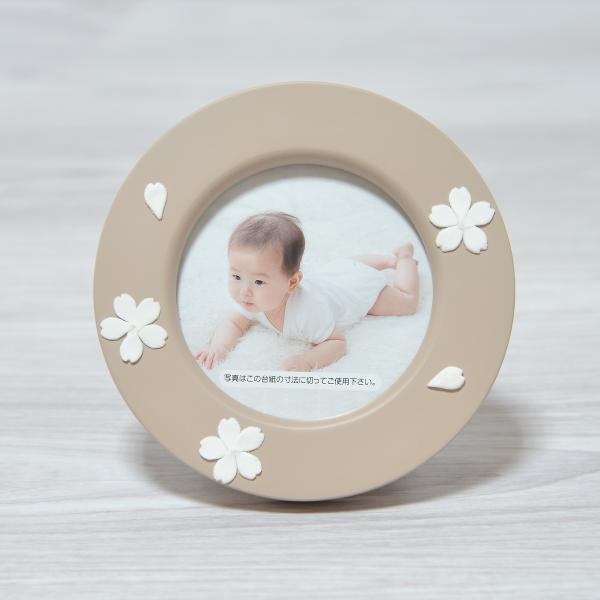 ◆ ひな人形 付属品単品 写真立て付オルゴール クレイフラワー◇ 高さ 11cm × 横幅 11.5cm◇ オルゴールの曲：うれしいひなまつり初節句のお祝いに、お雛様と共に写真立ての付いたオルゴールでお祝いしましょう。近年流行のくすみカラー...