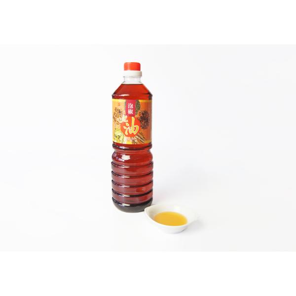 商品名： 泡椒老油（パオジャオラオユ）原材料：食用大豆油、唐辛子、ねぎ、たまねぎ、生姜、香辛料、（原材料の一部に小麦を含む）内容量：900グラム　 原産国：中国　保存方法：直射日光・高温多湿をさけて保存して下さい。