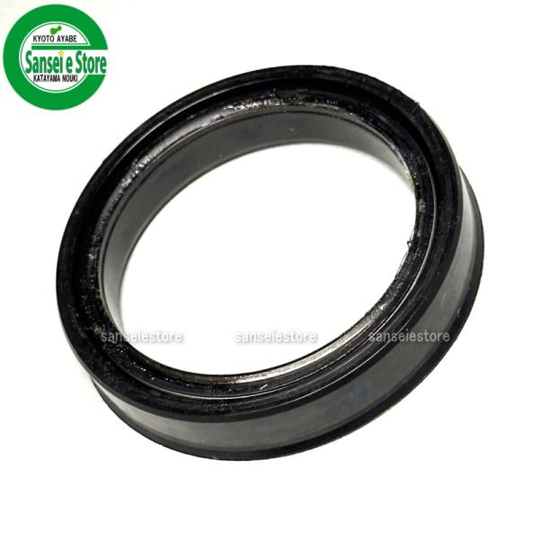 左右同じパーツになりますので必要数お買い求め下さい軸付きのオイルシールですので、少し硬いですが内と外と分割します■適合機種（クボタトラクター）A15　A17　A19　A155　A175　A195B92　B225D　Bb260　B21XGB1...