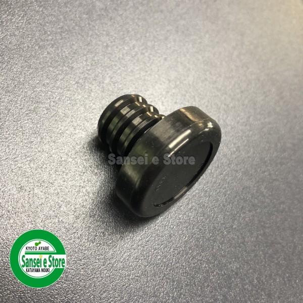 スパイダーモア ミッションオイルキャップ（ゴムキャップ）です。１台に２個使用されています。必要数お買い求め下さい。時々点検してみて下さい。以外に抜け落ちている場合がございます。【サイズ】画像にてご確認ください。【適応機種】＜オーレック＞＜ア...