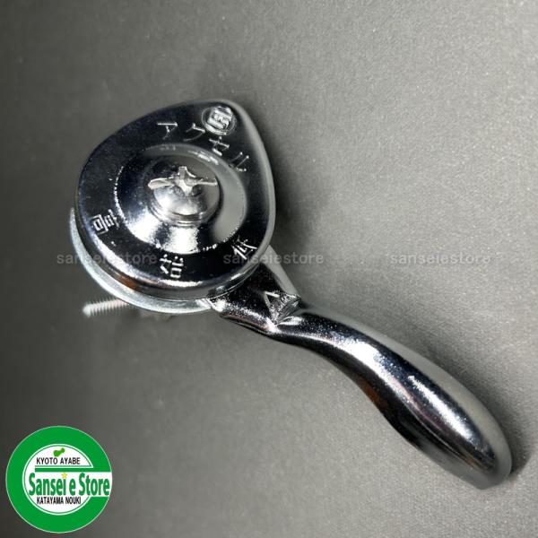 昔ながらの形状で使いやすい！鉄製で丈夫で長持ち！耕うん機や草刈機、管理機などに使用されています。必ず適合パイプサイズをご確認下さい。【適合パイプサイズ】２7Φパイプ用※おおよそ26mm〜28mmのパイプに取り付け可能です。主にハンドルの左側...