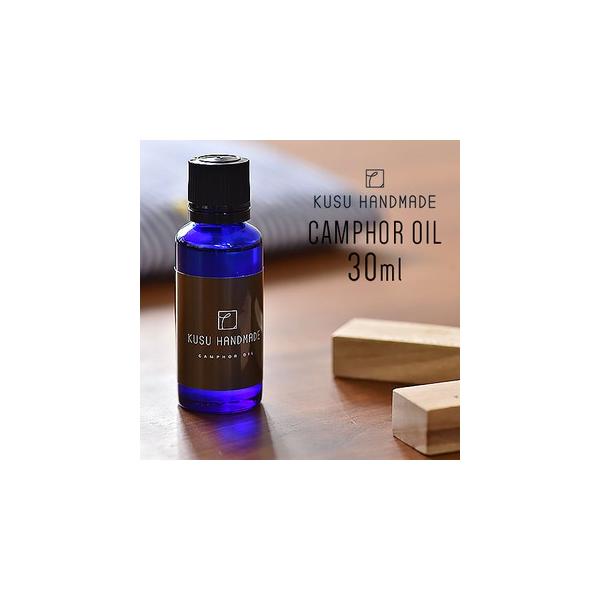 "天然の木の香りで虫をよせつけず、大切なお洋服をしっかり虫食いから守る九州育ちの楠（くすのき）100％の精油。 別売りのエコブロックに染み込ませて衣服の防虫剤にしたり、 お手持ちのディフューザーやバスタイムにアロマとしてお使いいただけます。...