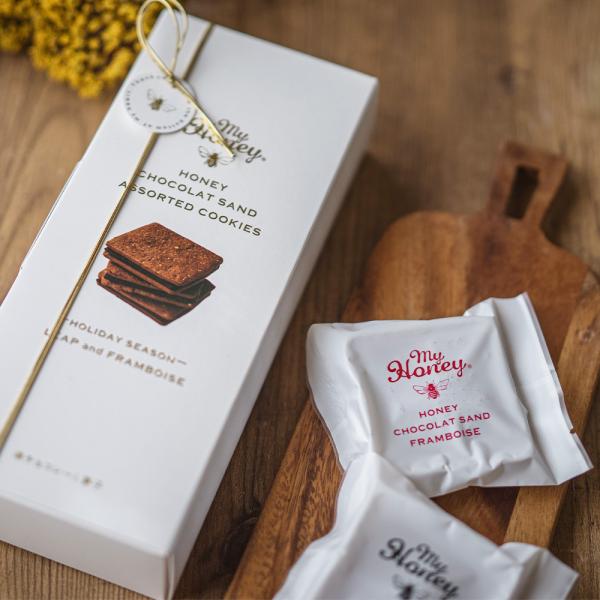 【冬季限定】雪に包まれたような、真っ白なギフトボックス。人気の2つのフレーバーを詰め込んだ、アソートセット。生はちみつ専門店であるマイハニーから、不動の人気を誇るチョコレート味とフルーティーな酸味が感じられるフランボワーズ味の２種類が味わえ...
