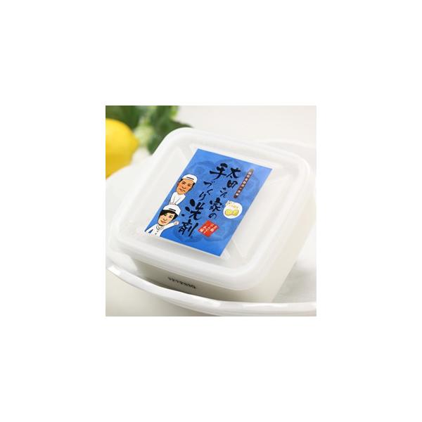 「もっと油汚れに強いものを！」の声にお応えして、レモン油を配合しました。従来のものよりも更に一層汚れに強く、泡切れもいい商品になりました。手への優しさは変わりません。レモンやミカンなどの柑橘（かんきつ）類の皮に含まれるd-リモネンには油を分...