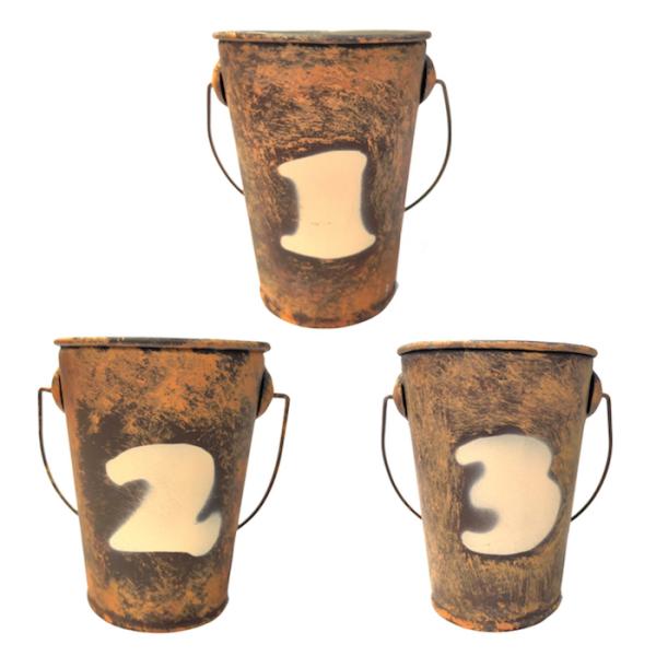 ヴィンテージ風のバケツ型プランター。置いてもハンギングにしても使えます。【サイズ】約 W113×H218×D93mm【素材】スチール【 ハンドメイド、アンティーク仕上、素材について 】● メタル、アイアンを使った製品について使い込まれた風合...