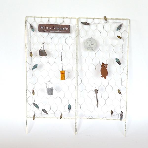 ふくろうと道具がついたフェンス風のオブジェです。ナチュラルテイストなお部屋やお庭にぴったり。アンティーク風のサビ加工と精巧に作られたミニチュアの道具がポイント。【サイズ】開いた時:約W30×D2×H35cm　畳んだ時:約W15×D2.5×H...