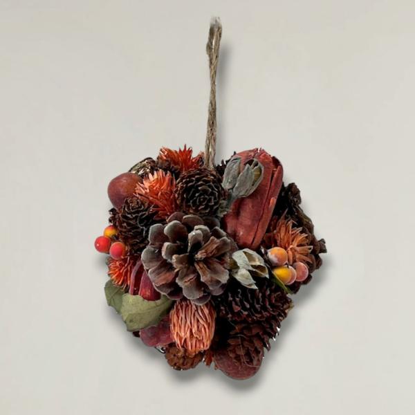 あたたかい色使いで、秋冬のインテリアにおすすめ。ハロウィンやクリスマスの飾り、贈り物としても最適です。【サイズ】W13×D13×H12cm【重さ】115g