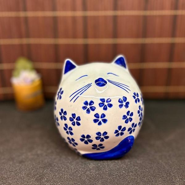 オススメ　招き猫　千客萬来　開運招福　福　財　陶器　縁起物　花柄　お買得‼︎ 青花桜猫 貯金箱 ホワイト 白 笑い猫 置物 金運アップ 開運招福 開店