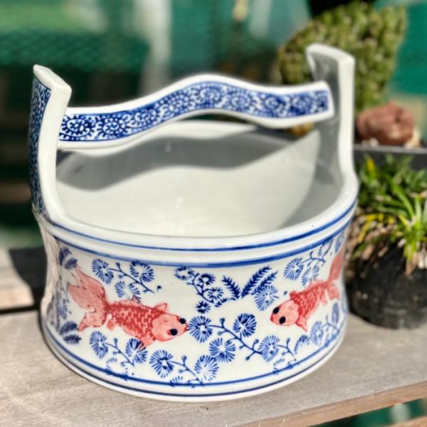 平丸手桶は、持ち手付きで使いやすい陶器製の桶です。水鉢や金魚鉢、ガーデニングや、インテリアの一部としてお使いいただくことができます。【サイズ / 重さ（約）】W21×D20×H16.3cm / 1755g【素材】陶器※陶器製品のため、落とし...