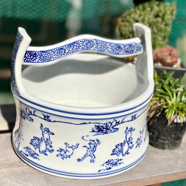 平丸手桶は、持ち手付きで使いやすい陶器製の桶です。水鉢や金魚鉢、ガーデニングや、インテリアの一部としてお使いいただくことができます。【サイズ / 重さ（約）】W21×D20×H16.3cm / 1755g【素材】陶器※陶器製品のため、落とし...