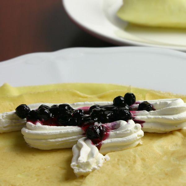 商品内容:クレープロール（自家製ブルーベリージャム）配送方法:冷凍便保存方法:要冷凍（-15℃以下）賞味期限:21日お召し上がり方法:冷蔵庫で3〜4時間程解凍して下さい特定原材料:乳、卵、小麦