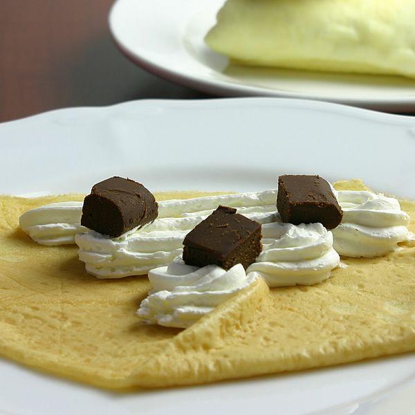 商品内容:クレープロール（生チョコ配送方法:冷凍便保存方法:要冷凍（-15℃以下）賞味期限:21日お召し上がり方法:冷蔵庫で3〜4時間程解凍して下さい特定原材料:乳、卵、小麦