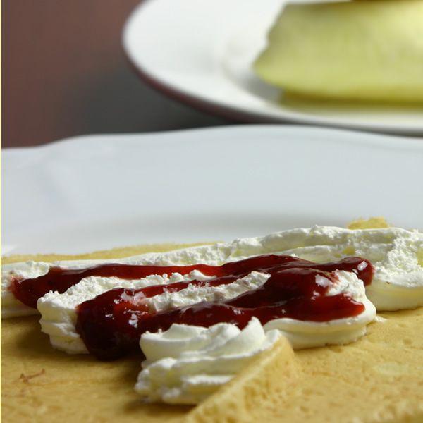 商品内容:クレープロール（自家製苺ジャム）配送方法:冷凍便保存方法:要冷凍（-15℃以下）賞味期限:21日お召し上がり方法:冷蔵庫で3〜4時間程解凍して下さい特定原材料:乳、卵、小麦